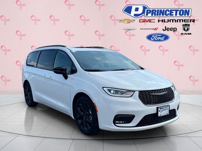 Certified 2024 Chrysler Pacifica Limited w/ Uconnect Theater Family Group