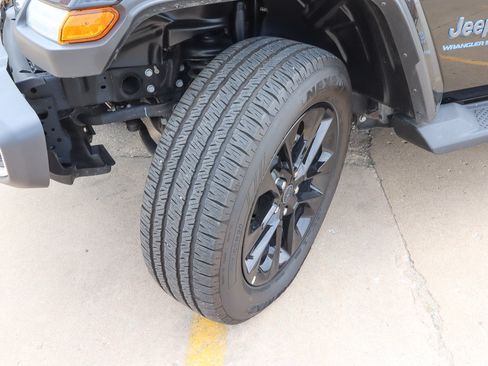 Used 2025 Jeep Wrangler Unlimited Sahara AWD/4WD image 21