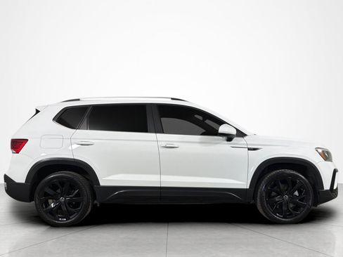 Used 2022 Volkswagen Taos SE w/ Panoramic Sunroof Package FWD image 6