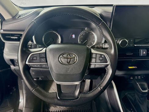 Used 2023 Toyota Highlander XLE AWD/4WD image 12