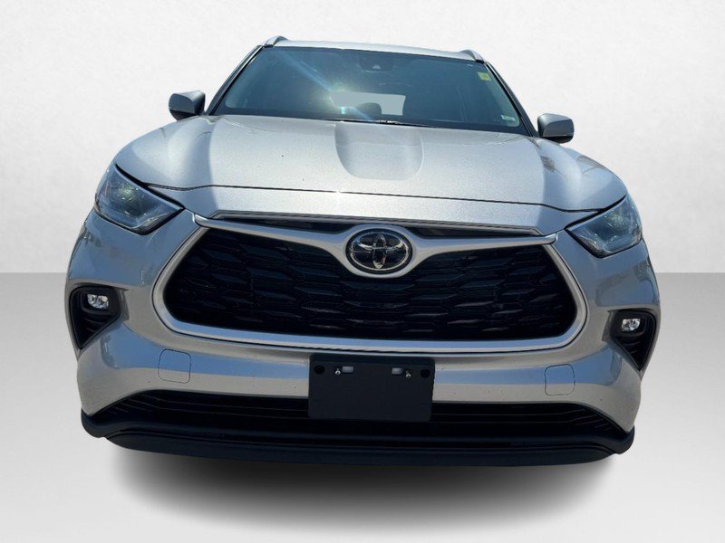 Used 2022 Toyota Highlander XLE AWD/4WD image 2