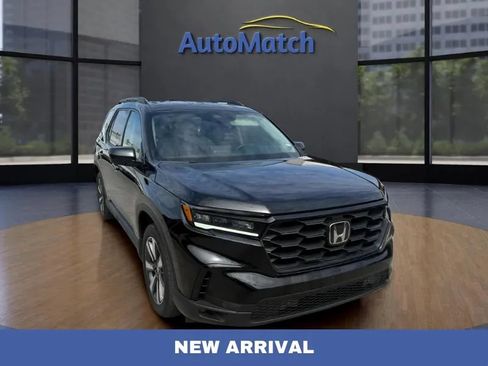 Used 2025 Honda Pilot Touring image 1