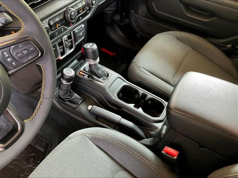 Used 2024 Jeep Wrangler Unlimited Sport AWD/4WD image 18
