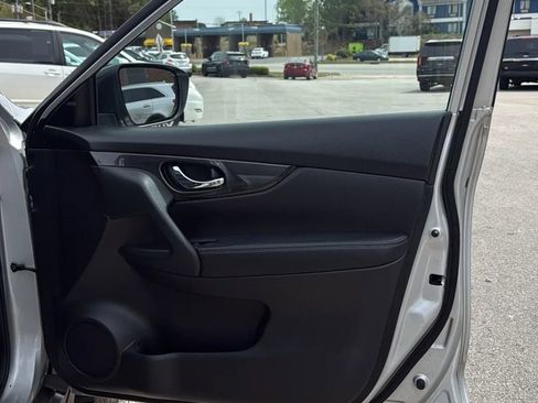 Used 2018 Nissan Rogue SV w/ Sun & Sound Touring Package image 11