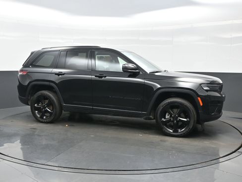 Used 2024 Jeep Grand Cherokee Altitude image 7