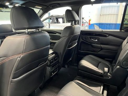 Used 2025 Honda Pilot TrailSport image 17