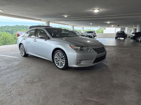 Used 2015 Lexus ES 350 w/ Ultra Luxury Package FWD image 5