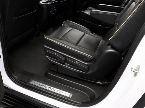 Used 2023 Chevrolet Suburban Premier image 28