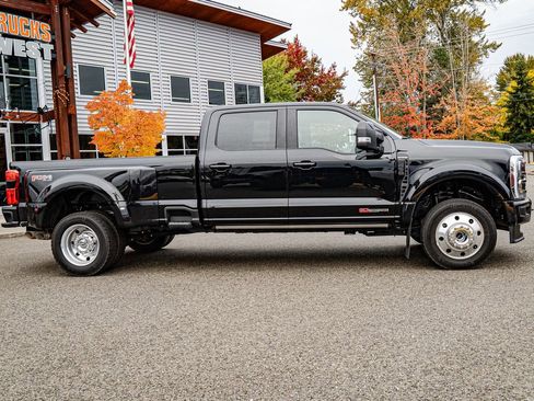 Used 2025 Ford F450 Platinum w/ FX4 Off-Road Package image 2