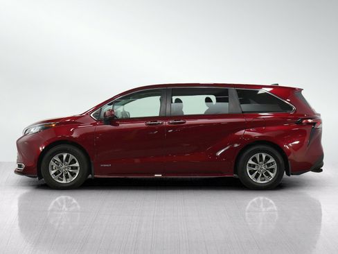 Used 2021 Toyota Sienna XLE AWD/4WD image 2