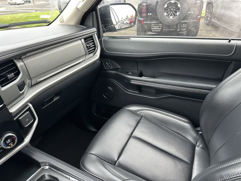 Used 2024 Ford Expedition XLT image 24