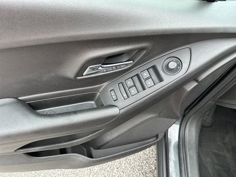 Used 2018 Chevrolet Trax LT w/ LT Convenience Package FWD image 11