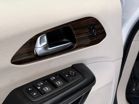 Used 2023 Chrysler Pacifica Limited FWD image 15