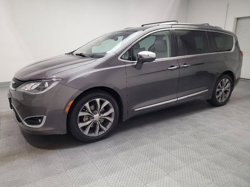 Used 2017 Chrysler Pacifica Limited w/ UConnect Theater Package FWD image 2