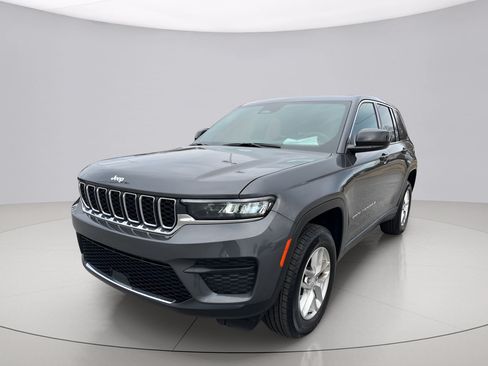 Used 2025 Jeep Grand Cherokee Laredo X RWD image 7