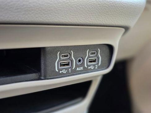 Used 2023 Chrysler Pacifica Touring-L image 33