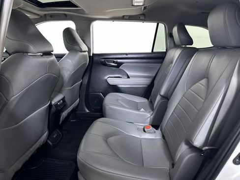 Used 2023 Toyota Highlander XLE AWD/4WD image 26