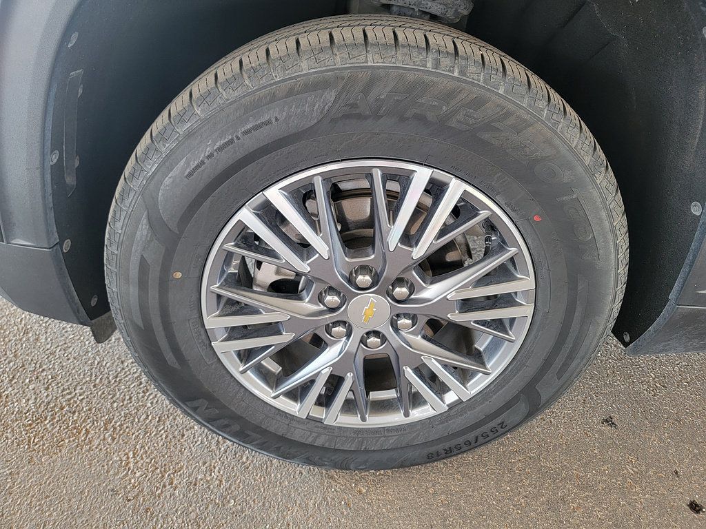 Used 2025 Chevrolet Traverse LT FWD image 7