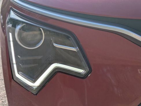 Used 2025 Kia Niro EX image 10