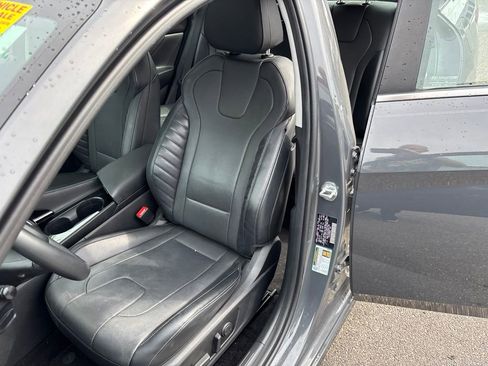 Used 2023 Hyundai Elantra Limited w/ Preferred Accessory Package FWD image 3