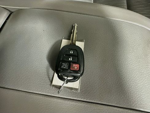 Used 2017 Toyota Highlander Plus FWD image 40