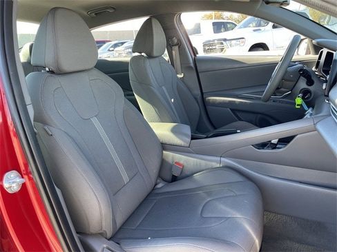 Used 2025 Hyundai Elantra SE image 24