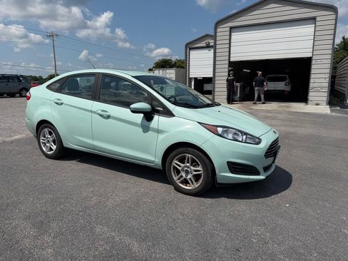 Used 2017 Ford Fiesta SE FWD image 2