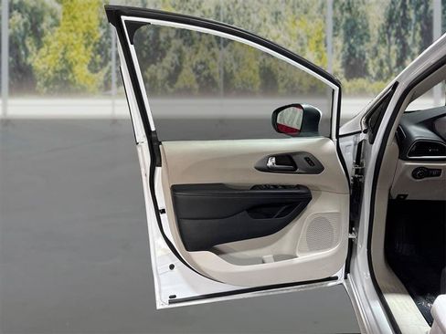 Used 2023 Chrysler Pacifica Touring-L FWD image 20