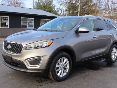 Used 2017 Kia Sorento LX w/ LX Convenience Package image 10