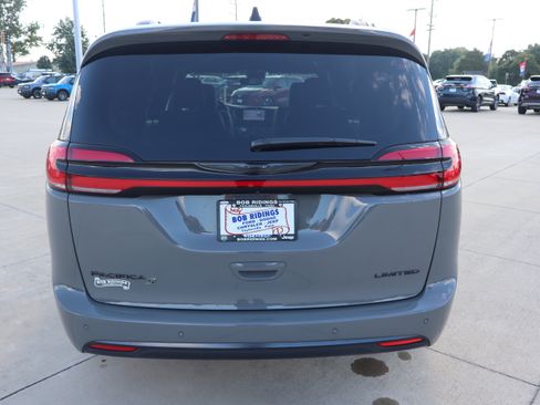 Used 2025 Chrysler Pacifica Limited FWD image 6