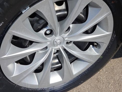 Used 2017 Toyota Camry LE image 16