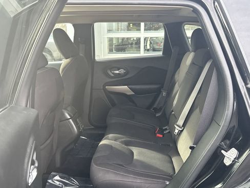 Certified 2017 Jeep Cherokee Latitude w/ Comfort/Convenience Group image 11