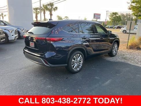 Used 2023 Toyota Highlander Platinum FWD image 3