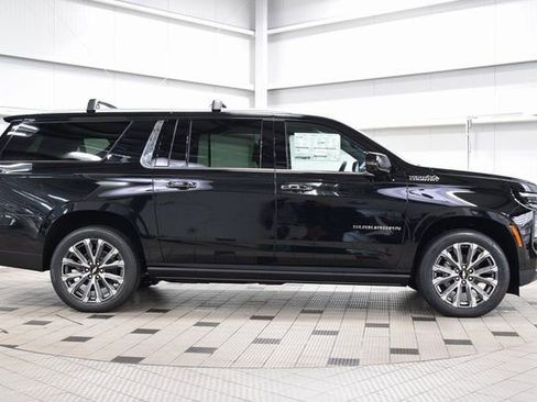 New 2026 Chevrolet Suburban High Country AWD/4WD image 9
