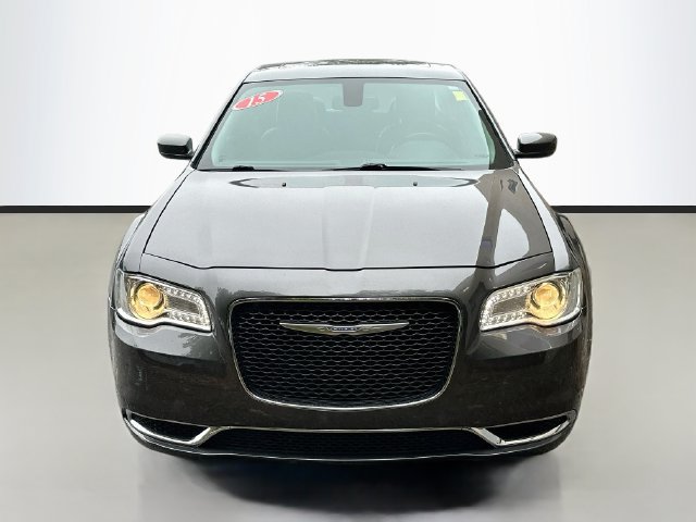 Used 2015 Chrysler 300 Limited RWD image 3