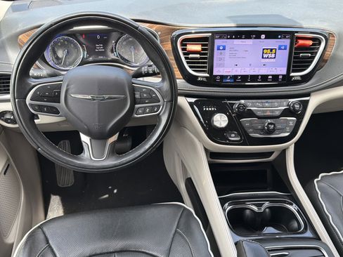 Used 2022 Chrysler Pacifica Limited FWD image 33