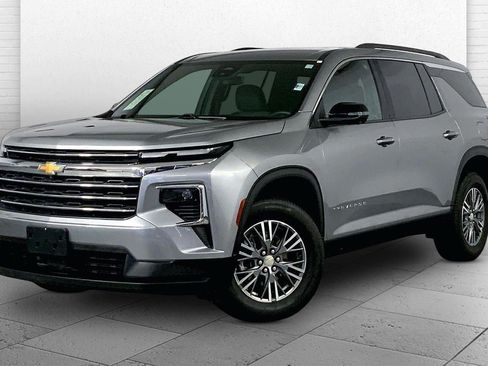 Used 2024 Chevrolet Traverse LT AWD/4WD image 12