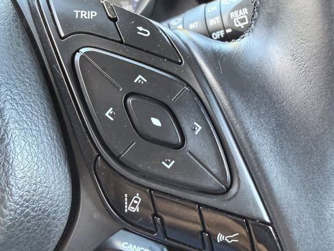 Used 2018 Toyota C-HR XLE FWD image 21