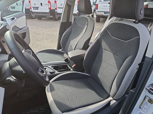 Used 2025 Volkswagen Taos SE image 14