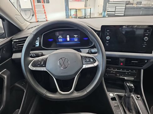 Used 2025 Volkswagen Jetta SE FWD image 12