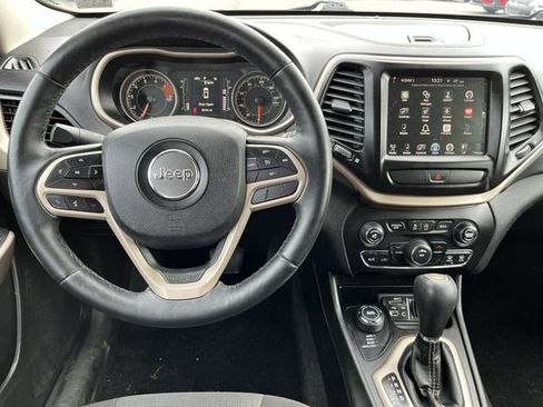 Used 2017 Jeep Cherokee Latitude w/ Cold Weather Group image 13