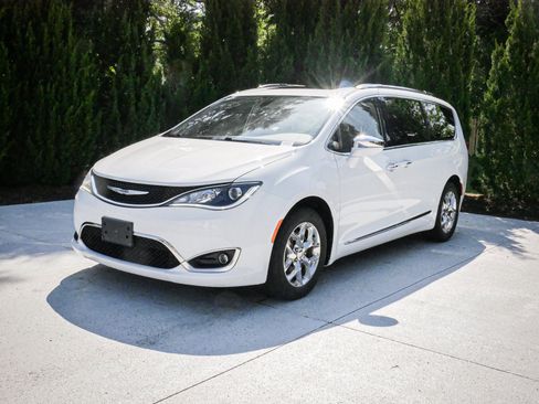 Used 2017 Chrysler Pacifica Limited w/ UConnect Theater Package FWD image 5