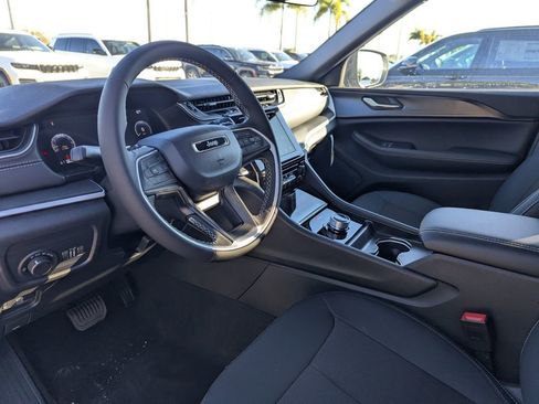New 2025 Jeep Grand Cherokee Laredo image 13