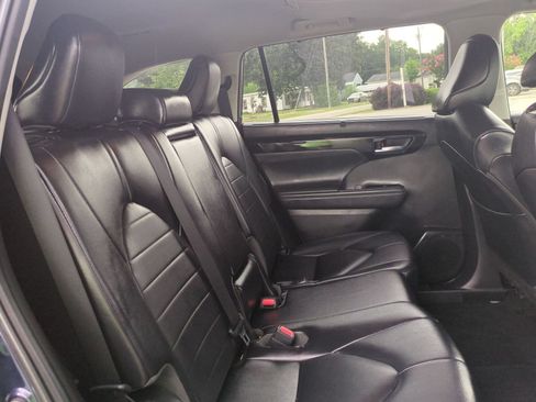 Used 2023 Toyota Highlander XLE FWD image 43