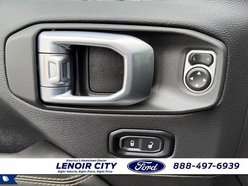 Used 2025 Jeep Gladiator Sport w/ Premium Package image 18