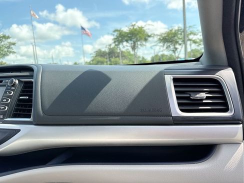Used 2017 Toyota Highlander XLE AWD/4WD image 29