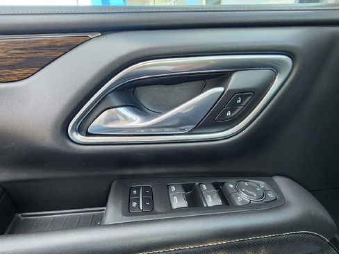 Used 2023 Chevrolet Suburban Premier image 9