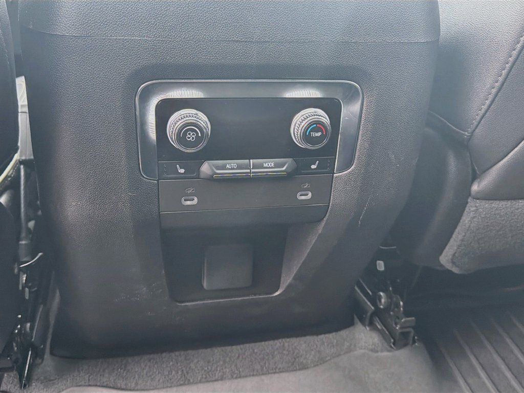 Used 2023 GMC Yukon SLT w/ SLT Premium Package AWD/4WD image 29