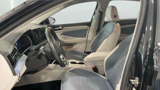 Used 2026 Volkswagen Jetta SE FWD image 14