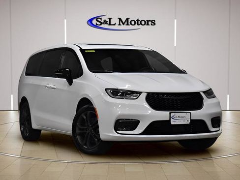 New 2026 Chrysler Pacifica Select AWD/4WD image 1